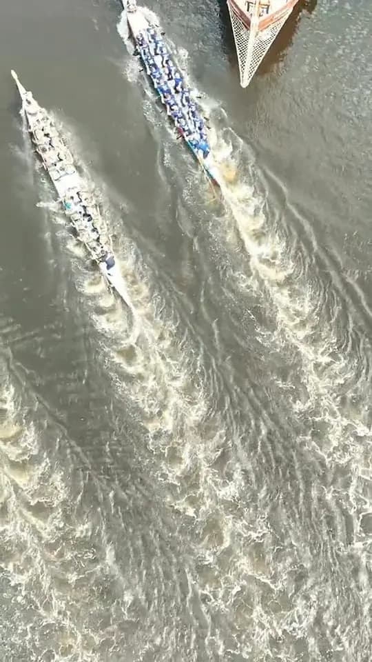 Zwei Drachenboote von oben im Sprint