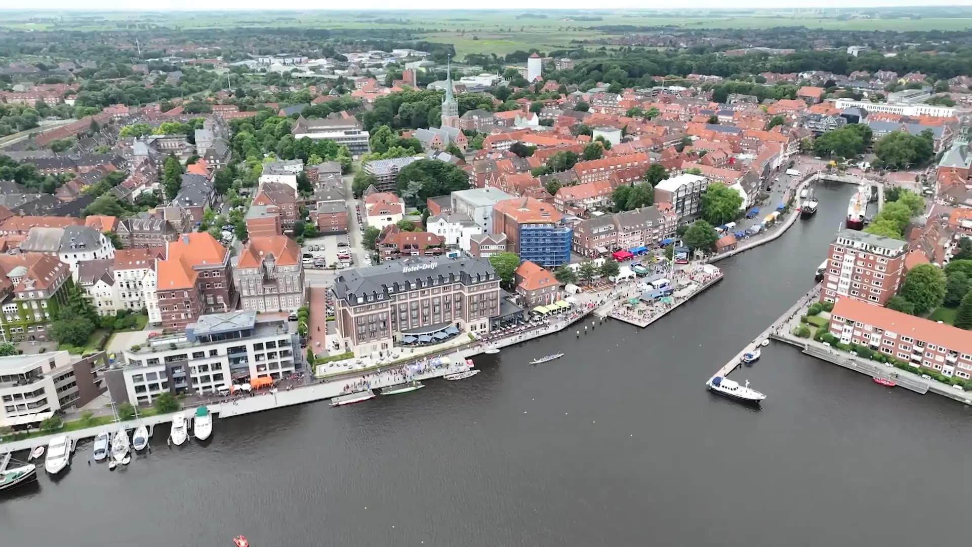 Drohnenflug über die Emder Altstadt und den Hafen