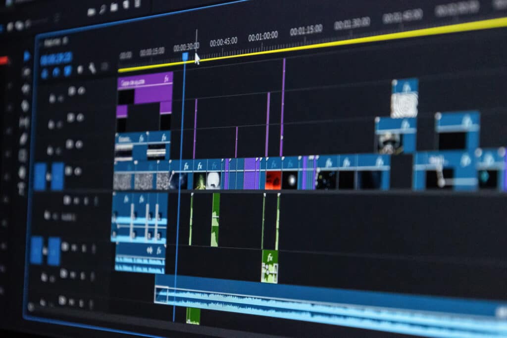 Schließen Sie die Zeitleiste für die Videobearbeitung und den Computermonitor